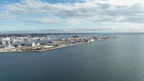 Puerto-De-Aarhus-Dinamarca-Con-Terminal-De-Contenedores-Y-Muelle-De-Ferry-Para-Ferries-Molslinjen---Antena-Desde-La-Playa