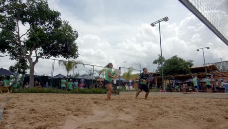 Gleichberechtigung-Im-Beach-Tennis-In-Brasilien,-Da-Männer-Und-Frauen-Im-Gemischten-Doppel-Spielen
