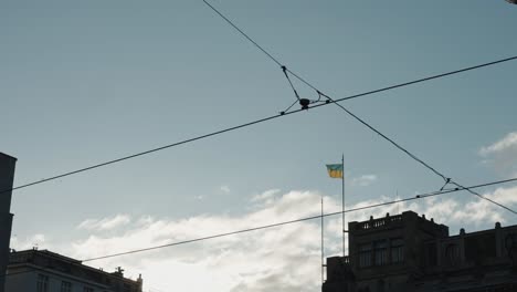 Calle-De-La-Ciudad-Europea-Con-Cables-De-Tranvía-Y-La-Bandera-Ucraniana-En-Un-Lugar-Destacado