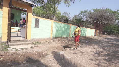 Eine-Frau,-Die-Auf-Einer-Landstraße-In-Einer-Armen-Gemeinde-In-Honduras-Läuft