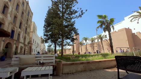 Imágenes-De-Essaouira,-Marruecos:-Un-Recorrido-En-Automóvil-Por-Las-Calles-Históricas-De-Essaouira-Es-Como-Retroceder-En-El-Tiempo,-Y-Cada-Esquina-Revela-Un-Nuevo-Capítulo-En-La-Historia-De-La-Ciudad.