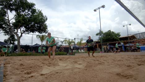 Die-Beliebte-Beach-Tennis-Sportart,-Aufgenommen-Auf-Brasilianischem-Sand,-Zeitlupe