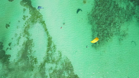 Kitesurfing-sport-on-crystal-clear-ocean-water-in-Thailand,-aerial-top-down-view