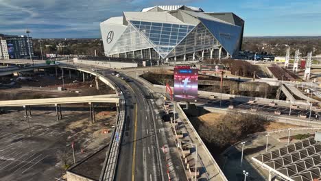 Luftflug-über-Die-Straße-In-Atlanta-Vor-Dem-Mercedes-Benz-Stadion-Und-Der-Werbetafel