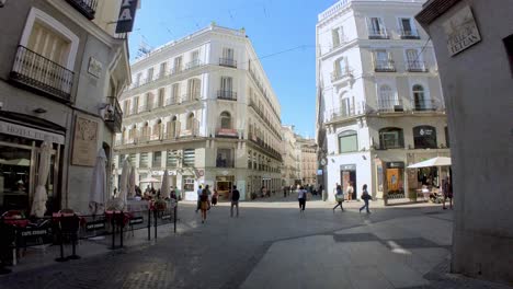 Madrid,-Spanien:-Erleben-Sie-Den-Puls-Des-Geschäftigen-Stadtzentrums-Von-Madrid-Anhand-Unserer-Bemerkenswerten-Aufnahme,-Die-Die-Gran-Via-Und-Andere-Belebte-Straßen-Zeigt,-Die-Die-Spanische-Hauptstadt-Ausmachen
