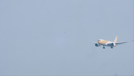 Flyscoot-Airways-Bereitet-Sich-Auf-Die-Landung-Am-Flughafen-Suvarnabhumi-In-Thailand-Vor