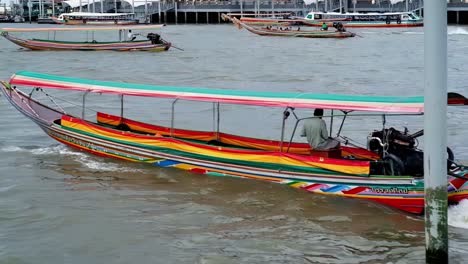 Ein-Wassertaxi-Auf-Dem-Weg-Zur-Abholung-Von-Besuchern-Für-Eine-Fahrt-Auf-Dem-Fluss-Chao-Phraya,-Einer-Beliebten-Transitroute-Für-Touristen,-Die-Tempel-Und-Andere-Sehenswürdigkeiten-In-Bangkok,-Thailand,-Besuchen