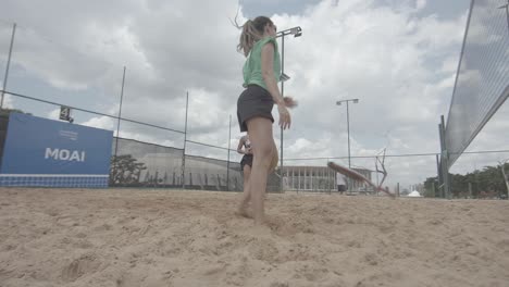 El-Partido-Termina-Cuando-Un-Competidor-Juega-El-Tiro-Ganador-De-Tenis-En-Una-Playa-De-Brasilia.