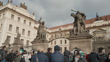 Menschenmenge-Versammelt-Sich-Auf-Der-Prager-Burg-Mit-Kunstvollen-Statuen-Und-Architektonischen-Details