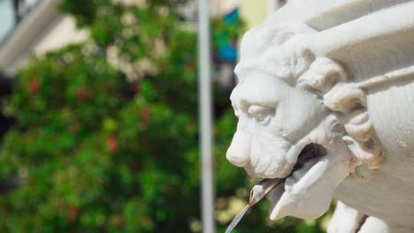 A-lion-head-fountain-with-water-running-out-of-its-mouth
