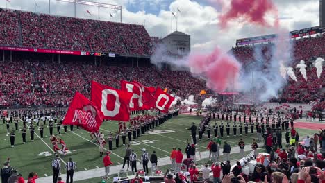 Ohio-State-Football-Team-Läuft-Auf-Das-Fußballfeld