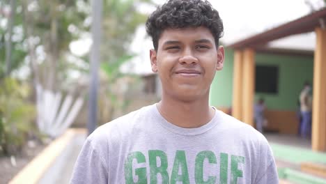 Junger-Hispanischer-Lateinamerikanischer-Junge-Aus-Honduras-Lächelt-Schüchtern-Und-Steht-Während-Der-Medizinischen-Brigade-In-Einer-Schule