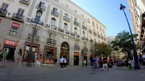 Madrid,-España:-Experimente-La-Grandeza-De-Las-Bulliciosas-Avenidas-De-Madrid-Con-Nuestra-Extraordinaria-Toma,-Que-Captura-La-Esencia-De-La-Gran-Vía-Y-Otras-Calles-Animadas.