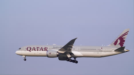 Qatar-Airways-B787-prepared-for-Landing-at-Suvarnabhumi-Airport,-Thailand