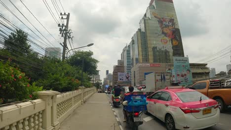 Recorrido-A-Pie-Pov-Hyperlapse-Por-Las-Concurridas-Calles-De-Bangkok,-Tailandia