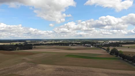 Luftpanoramaaufnahme-Eines-Landwirtschaftlichen-Feldes-In-Borowy-Młyn,-Kaschubei,-Polen