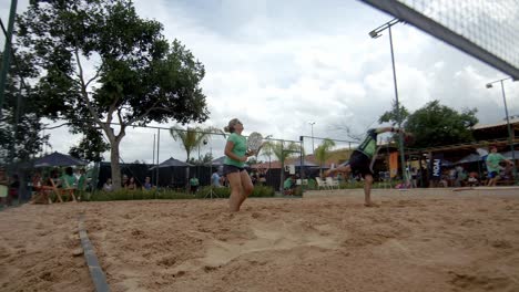Hombres-Y-Mujeres-Jugando-Juntos-En-El-Popular-Deporte-Del-Tenis-Playa.