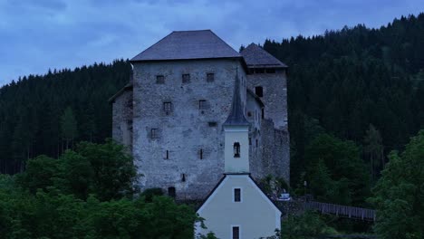 Der-Abendhimmel-Senkt-Sich-über-Die-Alte-Burg-Kaprun