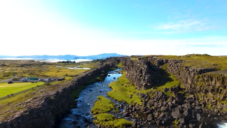 Luftaufnahme-Des-Gletjer-Wasserfalls-Und-Der-Malerischen-Landschaft-In-Gullfos,-Island