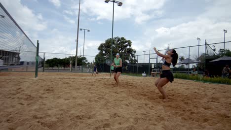 Action-Und-Spannung-Bei-Einem-Beach-Tennis-Match-Der-Frauen,-Zeitlupe