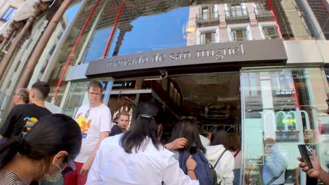 Begleiten-Sie-Uns-Auf-Einem-Kulinarischen-Abenteuer-Durch-Den-Mercado-De-San-Miguel-In-Madrid,-Wo-Unser-Gimbal-Shot-Sie-Einlädt,-Die-Aromen-Von-Tapas,-Käse,-Oliven-Und-Köstlichem-Jamón-Zu-Genießen