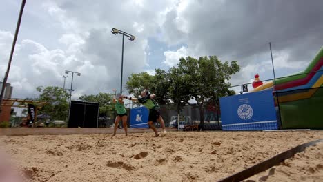 Jugando-Para-Ganar-Como-Hombre-Y-Mujer-Juntos-En-El-Equipo-De-Tenis-De-Playa-En-Brasil