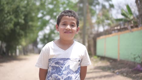 Junger-Hispanischer-Lateinamerikanischer-Junge-Aus-Honduras-Lächelt-Und-Steht-Während-Der-Medizinischen-Brigade-Vor-Einer-Schule