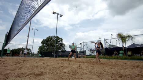 Alto-Y-Por-Encima-De-La-Red-Es-El-Objetivo-De-Las-Jugadoras-De-Tenis-Playa.