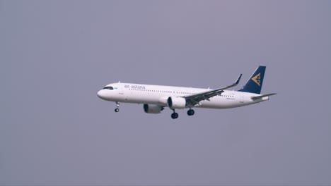 Air-Astana-Se-Prepara-Para-Aterrizar-En-El-Aeropuerto-De-Suvarnabhumi,-Tailandia