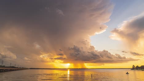 Fischerboote-Kehren-In-Den-Hafen-Zurück,-Während-Sturmwolken-Auf-Dem-Meer-Regnen-Und-Licht-Durch-Epische-Wolken-Bricht