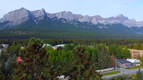 Espectacular-Vista-De-Las-Montañas-Rocosas-Canadienses-Desde-La-Ciudad-De-Canmore-Canada