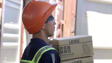 Toma-En-Movimiento-De-Un-Trabajador-Cargando-Cajas-En-La-Aduana.