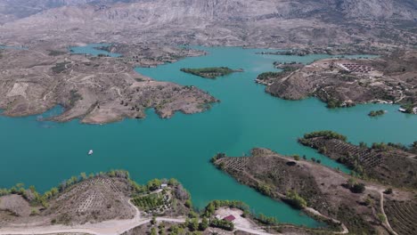 Hermoso-Lago-Verde-De-Las-Montañas-Tauro-En-Turquía---Aéreo