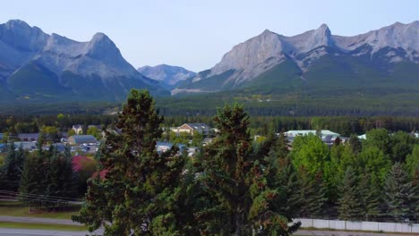 Spektakuläre-Aussicht-Auf-Die-Kanadischen-Rocky-Mountains-Von-Der-Stadt-Canmore,-Kanada