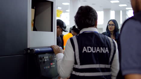 Foto-De-Una-Persona-Escaneando-Equipaje-En-El-Aeropuerto.