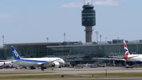 Alle-Nippon-Airways-B787-Wartet-Darauf,-Das-Gate-Am-Vancouver-Terminal-Zu-Betreten