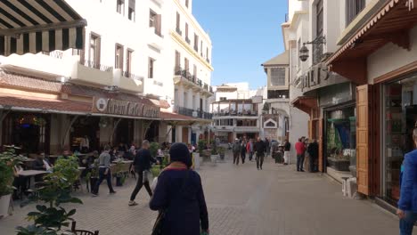 Bulliciosa-Escena-Callejera-En-La-Medina-De-Tánger,-Que-Captura-La-Esencia-De-La-Vida-Diaria