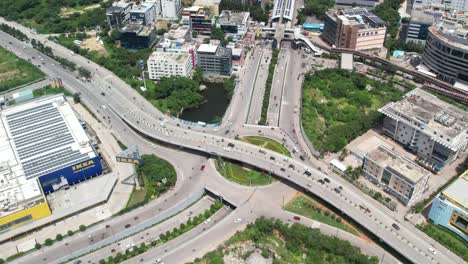 Luftdrohnenaufnahmen-Einer-Autobahn-In-Der-Nähe-Des-IKEA-Ausstellungsraums-In-Der-HiTech-Stadt-Hyderabad