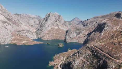 Las-Montañas-Tauro-Dentro-De-La-Presa-De-Oymapinar-En-La-Provincia-De-Antalya,-Turquía,-Rodean-El-Lago-Green-Canyon