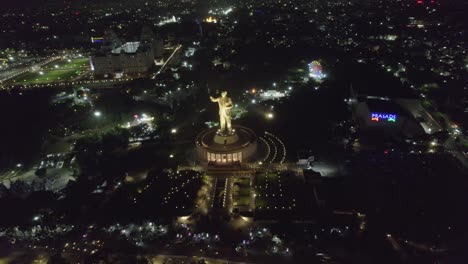 Imágenes-Cinematográficas-De-Drones-Aéreos-De-La-Estatua-De-B-De-125-Pies-De-Altura-De-Hyderabad