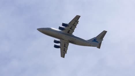 Ein-Altes-Summit-Air-Bae-Avro-RJ85-Flugzeug,-Das-über-Der-Strecke-Fliegt