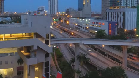 Tráfico-Que-Fluye-Hacia-La-Ciudad-De-Miami-Con-Transporte-Público-A-Través-De-La-I95.