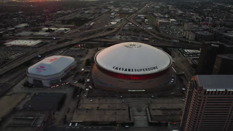Luftaufnahme-Weg-Vom-Caesars-Superdome,-Sonnenuntergang-In-New-Orleans,-USA
