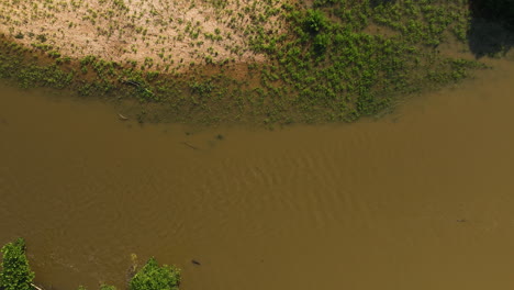 Blick-Von-Oben-Auf-Das-Ruhige-Wasser-Des-Illinois-River-In-Arkansas,-USA-–-Drohnenaufnahme