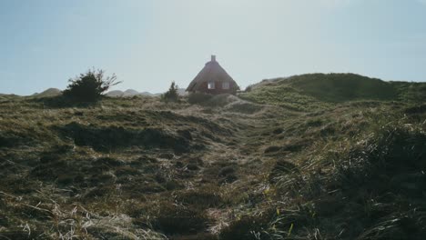 Bemerkenswertes-Rotes-Haus-Mitten-Im-Naturschutzgebiet-Jütland-Dänemark
