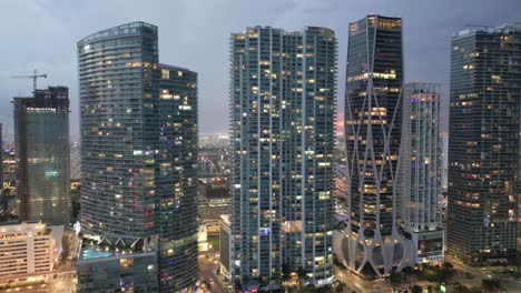 Luftaufnahme-Des-Wolkenkratzers-Der-Skyline-Der-Innenstadt-Von-Miami,-Nachts-Beleuchtet