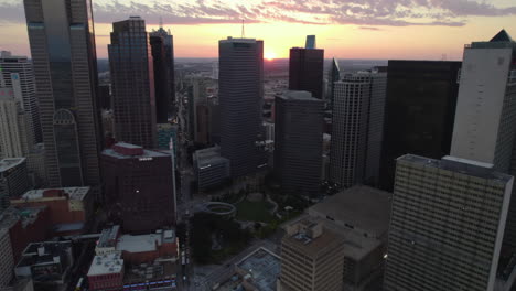 Vista-Aérea-Inclinada-Hacia-El-Parque-Pacific-Plaza,-Puesta-De-Sol-En-Dallas,-Texas,-Estados-Unidos