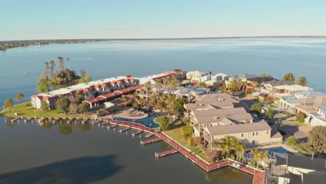 Mulwala,-Nueva-Gales-Del-Sur,-Australia---17-De-Septiembre-De-2019:-Antena-De-La-Tarde-De-Casas-En-La-Orilla-Del-Lago-Mulwala-En-Nueva-Gales-Del-Sur,-Australia