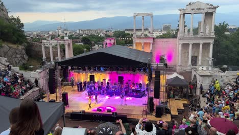 Kool-Y-La-Pandilla-Actuando-En-El-Antiguo-Teatro-De-Plovdiv,-El-Teatro-Romano-De-Philippopolis,-Bulgaria