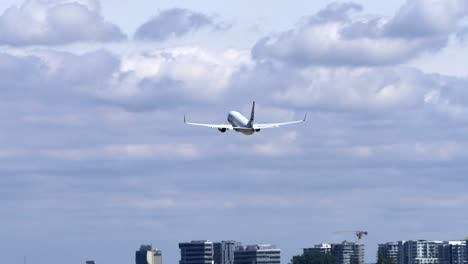 Passagierflugzeug,-Das-An-Einem-Sonnigen-Tag-Von-Der-Landebahn-Abhebt